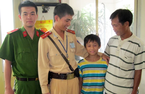 Một cháu bé đi lạc được CSGT giúp đoàn tụ gia đình