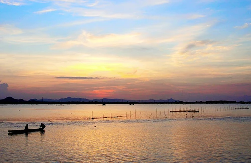 Chiều trên búng Bình Thiên