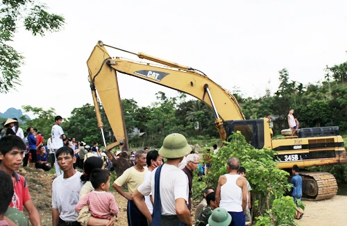 Thách thức chính quyền, với những "yêu sách" khó tin kiểu lệ làng