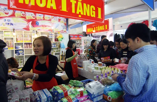 Kinh tế khó khăn, vẫn sính hàng ngoại