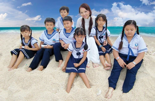 Bỏ ra những đồng tiền cuối cùng để hát về Trường Sa