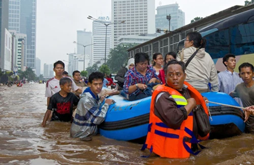 Nước lụt nhấn chìm Jakarta, 12 người chết 