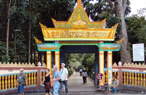 Nghĩa trang cho lợn 5 móng trong ngôi chùa có đàn dơi lạ