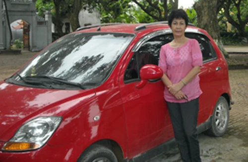 Nhà thơ, nhà biên kịch Nguyễn Thị Hồng Ngát: Tự lái xe nhà đi làm phim