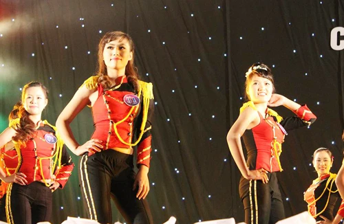 Trường học không phải là sàn catwalk 