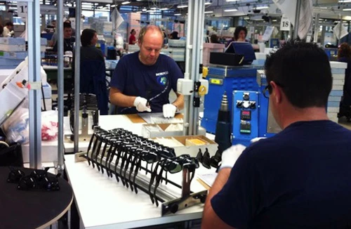 “Vua kính” và chiến lược thâu tóm thị trường