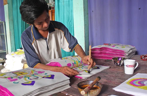 Đến làng Sình xem làm tranh cổ