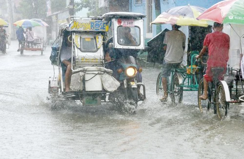 Philippines hứng siêu bão Utor, 2 người chết, 45 người mất tích 