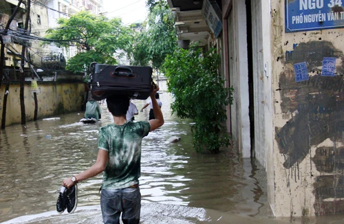 Mưa lớn kéo dài, phố thành sông