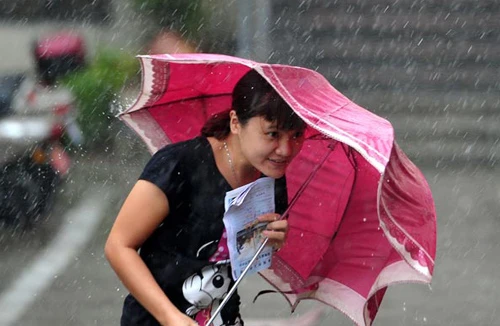 Trung Quốc: 5.000 người mắc kẹt tại sân bay do bão Jebi