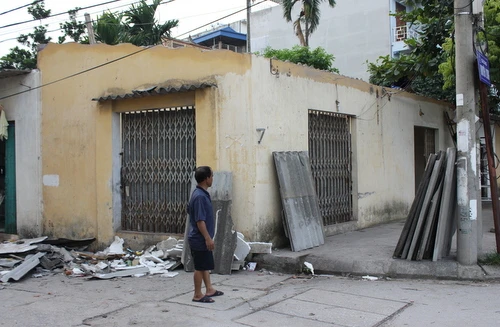 Giông lốc thổi bay nhiều mái nhà