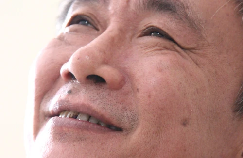 Nhà văn Nguyễn Quang Lập và góc thờ Biển Đông