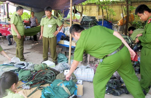 Kinh doanh quân trang “nhái”: Tự đẩy mình vào thế “khó”