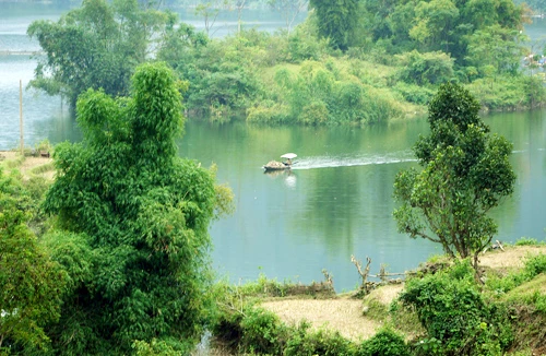 Giữa hai hồ trên núi