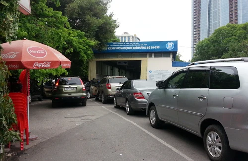 Lũ lượt đi đóng phí bảo trì đường bộ