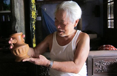 Chỉ còn một gia đình làm gốm Thổ Hà