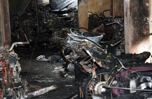 Cháy nhà xe, cả khu tập thể nhốn nháo chạy quanh