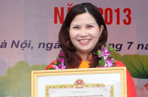 DS. Lê Thị Bình nhận bằng khen “Doanh nhân tiêu biểu Thủ đô”