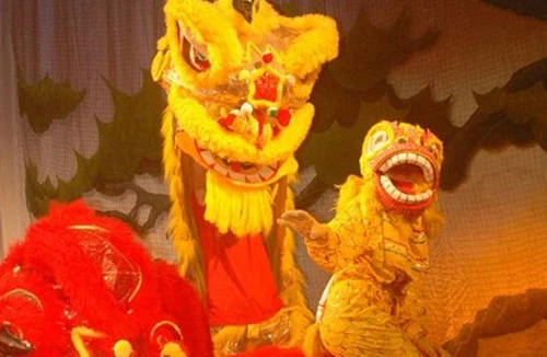 Kết hợp “Múa lân - Rối bụng - Xiếc”