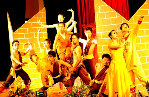 Dựng tác phẩm tiền tỷ, đầu ra bằng không