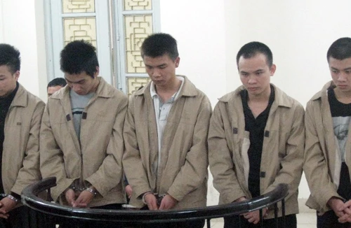 Bắt giữ người trái pháp luật, cưỡng đoạt tài sản