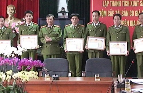 Khen thưởng vụ bắt thủ phạm trộm vàng trị giá hơn 1 tỷ đồng