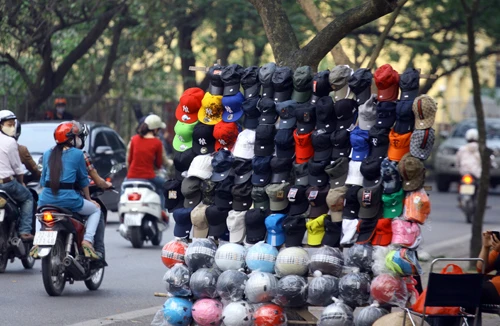 Mũ bảo hiểm vẫn tù mù 