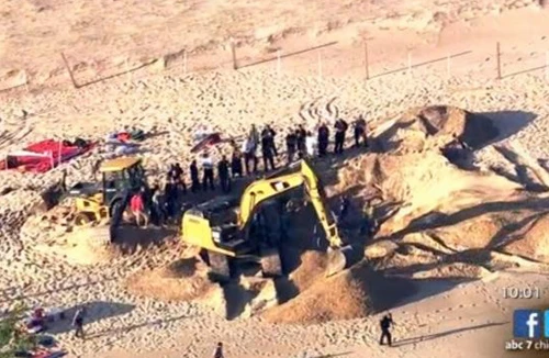 Cứu sống bé trai bị vùi trong cát