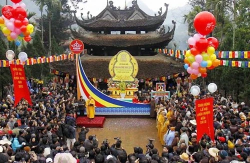 Khai hội Chùa Hương mùng 6 tháng Giêng