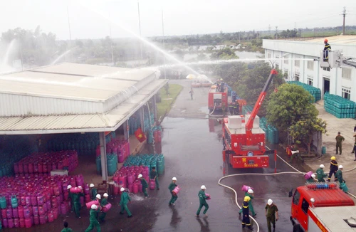 Hơn 100 người diễn tập chữa cháy trạm nạp gas