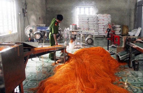 “Chuyên gia” Trung Quốc chui lủi “truyền nghề” sản xuất bimbim bẩn