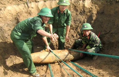 Di dời an toàn quả bom ra khỏi khu dân cư 