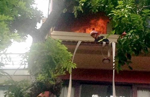 Cháy khách sạn trên phố Nguyễn Hữu Huân