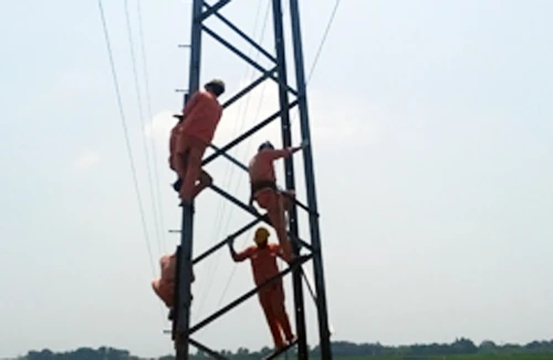 Khắc phục sự cố mất thanh giằng cột điện 110kV