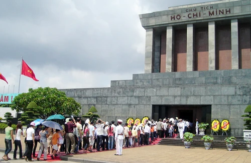 5 vạn người vào Lăng viếng Chủ tịch Hồ Chí Minh dịp Quốc khánh 