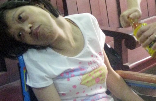 Cô gái ngồi xe lăn thắng kiện