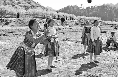 Độc đáo trò chơi xuân của thiếu nữ Mông 