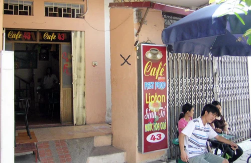 Nhà siêu mỏng, gỡ mãi không xong