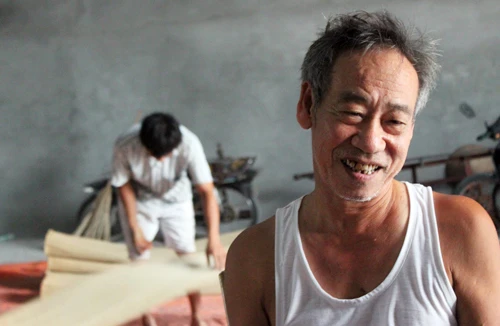 Ông già bảy mươi vực dậy cả làng