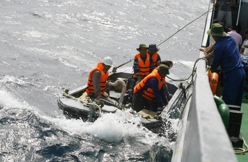 Nhà giàn mùa biển động