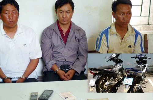 4 bánh heroin trong chiếc xe đỗ ven đường