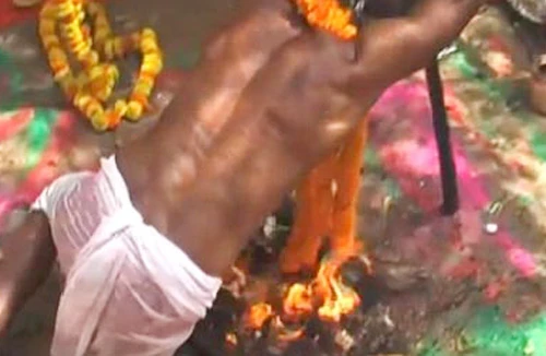 Kỳ nhân nướng mình trên lửa