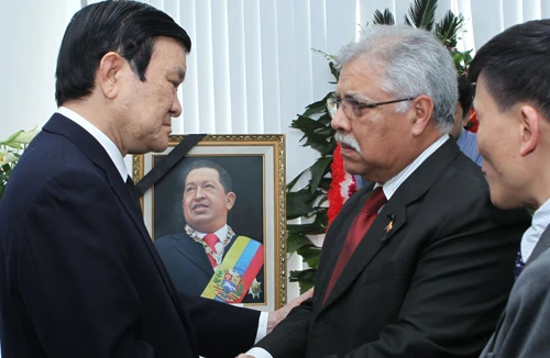 Chủ tịch nước Trương Tấn Sang viếng Tổng thống Hugo Chavez