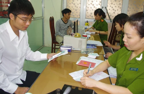 Đến nhà dân làm thủ tục cấp CMND