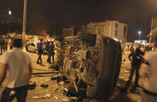 Chìm trong bạo động