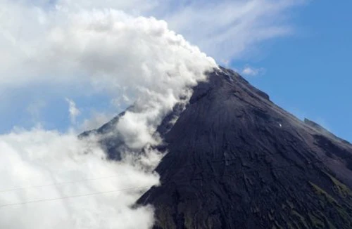 Núi lửa ở Philippines bất ngờ phát nổ
