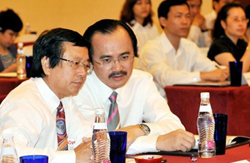 Nóng trở lại “một ông chủ-hai đội bóng”