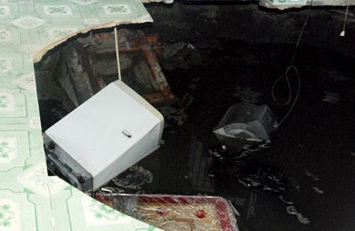 Cả người lẫn giường rơi xuống “hố tử thần”