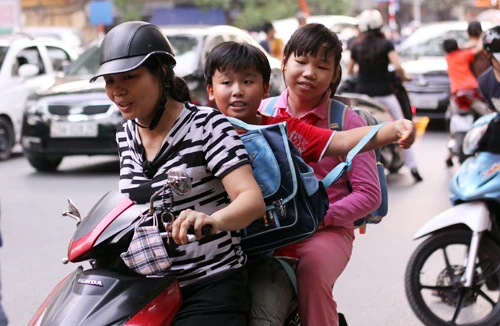 Nhiều phụ huynh vẫn không đội mũ cho trẻ
