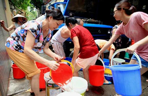 Giá nước sạch lại tăng, chỉ khổ cho người nghèo, sinh viên